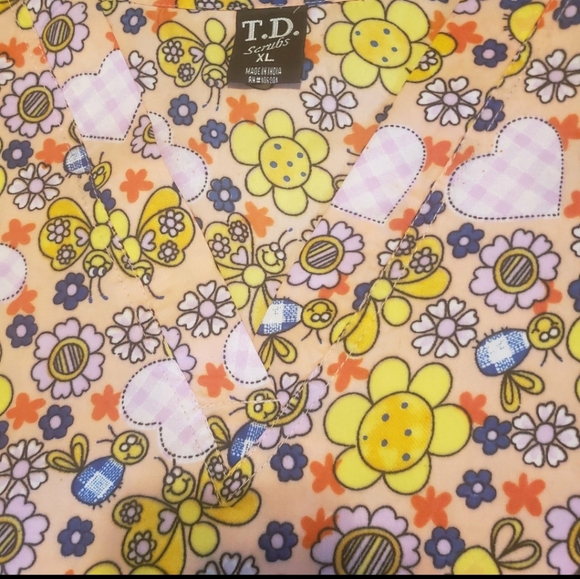 T.D. SCRUBS XL FLOWER/BUTTERFLY/HEART SCRUB/UNIFORM TOP with TAGS - Picture 2 of 15